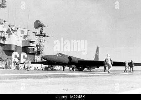 U-2-Aufklärungsflugzeuge auf dem Flugdeck der Flugzeugträger USS AMERICA Stockfoto