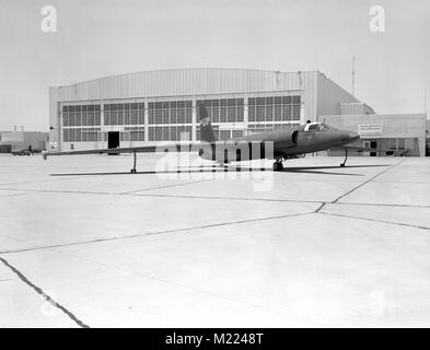 U-2 mit fiktiven NASA-Markierungen und Seriennummer bei der NASA Flight Research Center, Edwards Air Force Base, der am 6. Mai 1960 Stockfoto