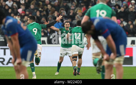 Irlands Johnny Sexton feiert zählen die gewinnende drop Ziel während der NatWest 6 Nationen Match im Stade de France, Paris. Stockfoto