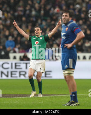 Irlands Johnny Sexton feiert zählen die gewinnende drop Ziel während der NatWest 6 Nationen Match im Stade de France, Paris. Stockfoto