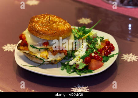 Burger mit Ei, Schinken und Salat Stockfoto