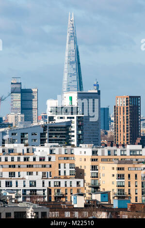 The Shard, hoch über dem Süden Londons, von Greenwich Park gesehen. Von Renzo Piano entworfen und im Jahr 2012 abgeschlossen. Stockfoto