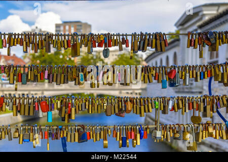 Die Schlösser der Liebe Brücke über Fluss Ljubljanica canal genannt auch Metzger Brücke in Ljubljana Altstadt Stockfoto