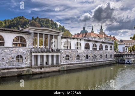 LJUBLJANA, Slowenien, 11. AUGUST 2017: Stadtbild Blick auf Fluss Ljubljanica Kanal und an der Universität in Ljubljana Altstadt Stockfoto