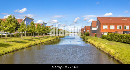 Fluss in der modernen Vorstadt Gegend mit Häusern entlang ökologischer Park Stockfoto