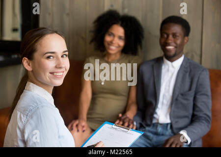 Portrait von lächelnden Frau, die Psychologin und glücklich in Afrika Amerika Stockfoto
