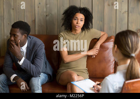 Afrikanische frustrierte Frau im Gespräch mit Psychologen, Familie Ehe Stockfoto