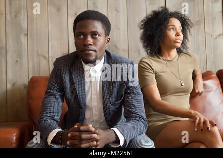 Frustriert, verärgert afrikanischen Paar in Streit nicht mit dem Sprechen, nachdem Abb. Stockfoto