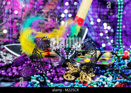 Mardi Gras Karneval Hintergrund mit schwarzem filigrane Maske sortiert Perlen und gefiederten Bambus Spieße - selecive Fokus mit Bokeh Stockfoto