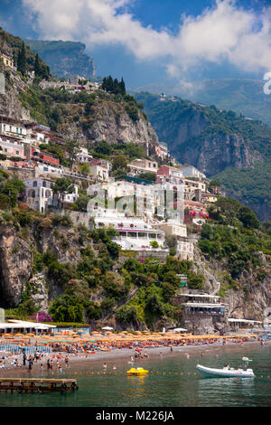 Resort Hotels und die Klippen von Positano über das mediterrane Meer entlang der Küste von Amalfi, Kampanien, Italien Stockfoto