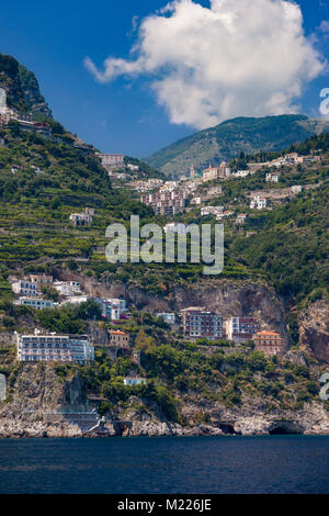 Resort Hotels und Klippen oberhalb des mediterranen Meer entlang der Küste von Amalfi, Kampanien, Italien Stockfoto