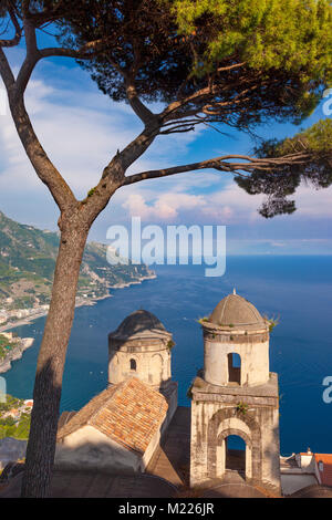 Blick auf die Amalfiküste von Villa Rufolo im Hilltop Stadt Ravello in Kampanien, Italien Stockfoto