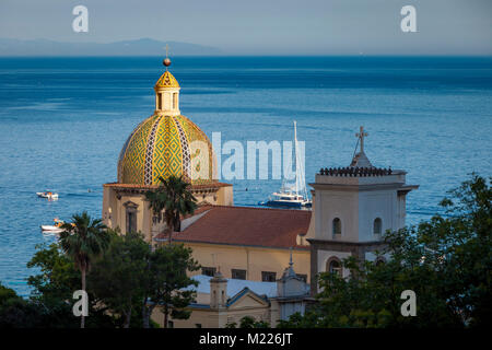 Abendsonne auf der Kuppel des Chiesa di Santa Maria Assunta, Positano, Kampanien, Italien Stockfoto