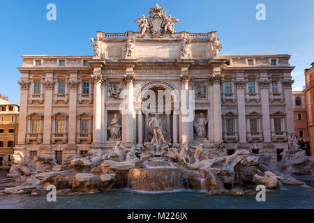 Konzipiert und von Nicola Salvi, Giuseppe Pannini gebaut, und Gian Lorenzo Bernini, dem beliebten Fontana di Trevi, Rom Latium Italien Stockfoto