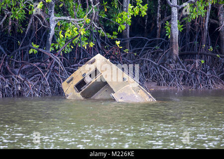 Boot beschädigt und teilweise durch einen tropischen Wirbelsturm Yasi in Port Douglas, Far North Queensland, Australien versenkt. Cyclone Yasi schlug im Jahr 2011. Stockfoto