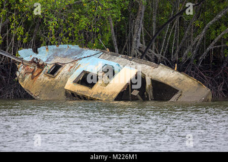 Boot beschädigt und teilweise durch einen tropischen Wirbelsturm Yasi in Port Douglas, Far North Queensland, Australien versenkt. Cyclone Yasi schlug im Jahr 2011. Stockfoto