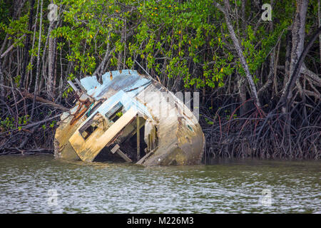 Boot beschädigt und teilweise durch einen tropischen Wirbelsturm Yasi in Port Douglas, Far North Queensland, Australien gesunken Stockfoto