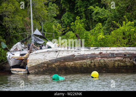 Boot beschädigt und teilweise durch einen tropischen Wirbelsturm Yasi in Port Douglas, Far North Queensland, Australien gesunken Stockfoto