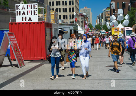 Fußgänger auf einem Teil Ste Catherine Street, die während der Sommermonate zu den Autos geschlossen ist. Montreal, Provinz Quebec, Kanada. Stockfoto