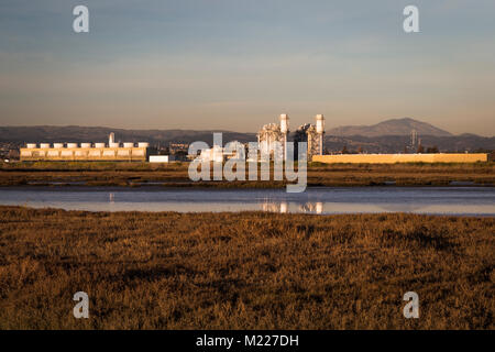 Der Russell City Energy Center, ein Gaskraftwerk neben dem Hayward Marsh entlang der Bucht von San Francisco. Im Hintergrund ist ein East Bay landm Stockfoto