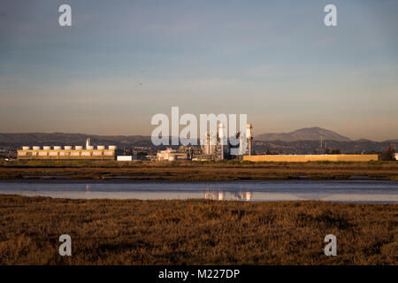 Der Russell City Energy Center, ein Gaskraftwerk neben dem Hayward Marsh entlang der Bucht von San Francisco. Im Hintergrund ist ein East Bay landm Stockfoto