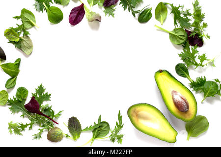 Frische Avocado- und Spinatblättern isoliert auf weißem Hintergrund Reif. Stockfoto