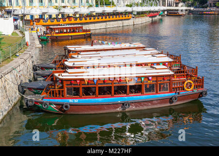 Traditionelle bumboats neben Clarke Kai auf dem Singapore River. Stockfoto