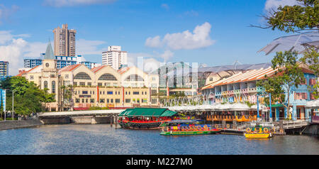 Bunte Boote am Clarke Quay am Singapore River mit Riverside Point im Hintergrund. Stockfoto