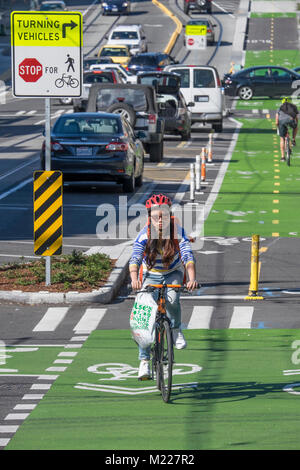 Usa, Washington, Seattle, Radfahrer mit Radweg am Broadway Stockfoto