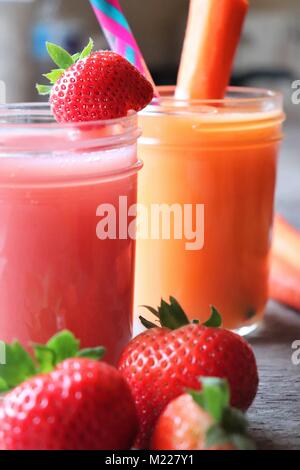 Saft in einfachen Glas Stockfoto