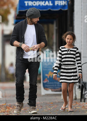 Gabriel Aubry und seine Tochter Nahla Aubry gehen gemeinsam zum Mittagessen mit: Gabriel Aubry, Nahla Aubry Wo: Los Angeles, Kalifornien, Vereinigte Staaten, wenn: 04 Jan 2018 Credit: WENN.com Stockfoto