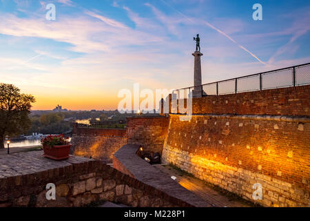 Die Festung Kalemegdan, Victor das Denkmal und Fluss Sava in Abend Farben Stockfoto