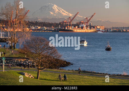 Usa, Washington, Seattle, Elliott Bay und Mount Rainier im Hintergrund Stockfoto