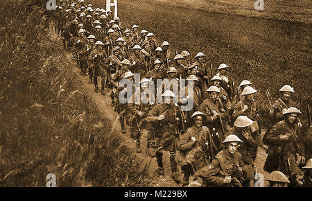 Erster Weltkrieg (1914-1918) aka Der Große Krieg oder Weltkrieg - Grabenkämpfe - WWI London Scottish Regiment in die Schützengräben marschieren Stockfoto