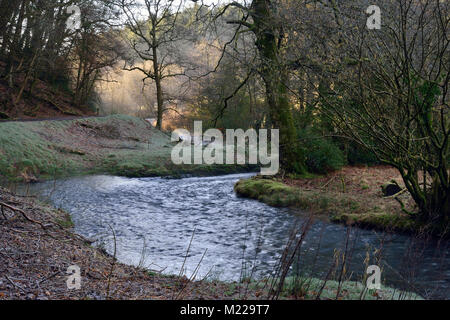 Frostigen Wintermorgen auf dem Fluss Ton, Washbattle Brücke, Wiveliscombe, Somerset Stockfoto