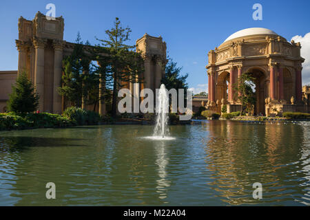 SAN FRANCISCO, USA - ca. November 2017: Palast der Schönen Künste in San Francisco tagsüber Stockfoto