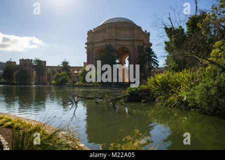 SAN FRANCISCO, USA - ca. November 2017: Palast der Schönen Künste in San Francisco tagsüber Stockfoto