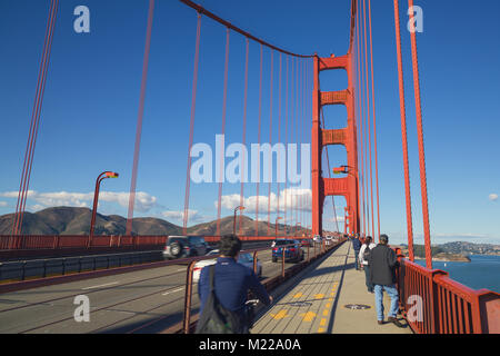 SAN FRANCISCO, USA - ca. November 2017: Golden Gate Bridge in San Francisco im sonnigen Tag Stockfoto