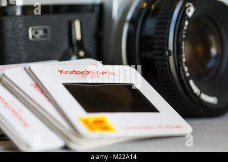 Spiegelreflexkamera mit Kodachrome Dias im Vordergrund. Stockfoto