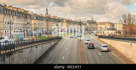 BORDEAUX, Frankreich - 26. Januar 2018: Verkehr in den Quay Richelieu Straße in der Nähe des Flusses an einem Wintertag Stockfoto