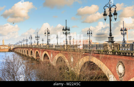 BORDEAUX, Frankreich - 26. Januar 2018: Ansicht des Bordeaux River Bridge an einem Wintertag Stockfoto