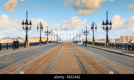 BORDEAUX, Frankreich - 26. Januar 2018: Ansicht des Bordeaux River Bridge an einem Wintertag Stockfoto