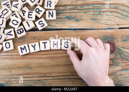 Mythen. Holz- Buchstaben auf dem Schreibtisch, informative und Kommunikation Hintergrund Stockfoto