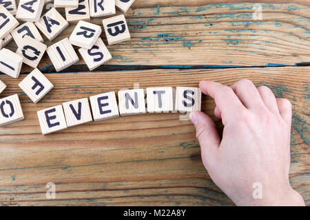Veranstaltungen. Holz- Buchstaben auf dem Schreibtisch, informative und Kommunikation Hintergrund Stockfoto