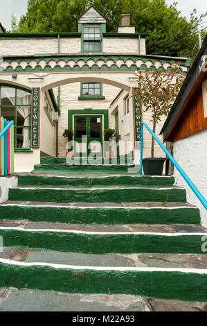 POLPERRO, CORNWALL - 07. JUNI 2009: Die Treppen hinauf zum Restaurant "Somewhere" Stockfoto