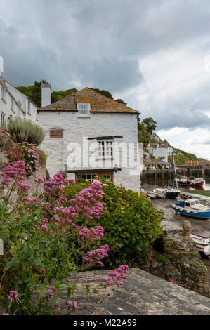 POLPERRO, CORNWALL - 07. JUNI 2009: Blick auf das hübsche, defokussierte, weiß bemalte Fischerhäuschen Stockfoto