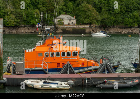 FOWEY, CORNWALL - 07. JUNI 2009: RNLI-Rettungsboot (RNLB Maurice und Joyce Hardy) im Hafen vor Anker Stockfoto