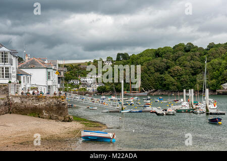 FOWEY, CORNWALL: Boote liegen im Liegeplatz am Fluss Fowey Stockfoto