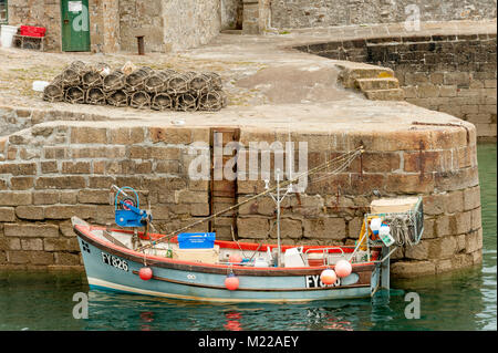 CHARLESTOWN, CORNWALL, Großbritannien - 07. JUNI 2009: Kleines traditionelles Fischerboot im Hafen gebunden Stockfoto