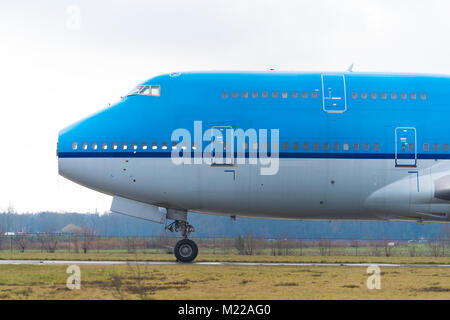 ENSCHEDE, Niederlande - Februar 3, 2018: kommerzielles Verkehrsflugzeug auf einem ehemaligen Militärflugplatz demontiert werden Stockfoto